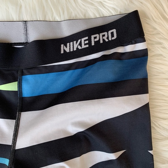 Nike Pro Dri-Fit Capri Fitted Striped Leggings - Picture 2 of 7